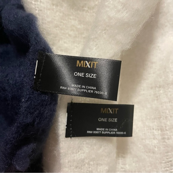 Super soft winter scarf, NWT, navy or ivory - Picture 4 of 8